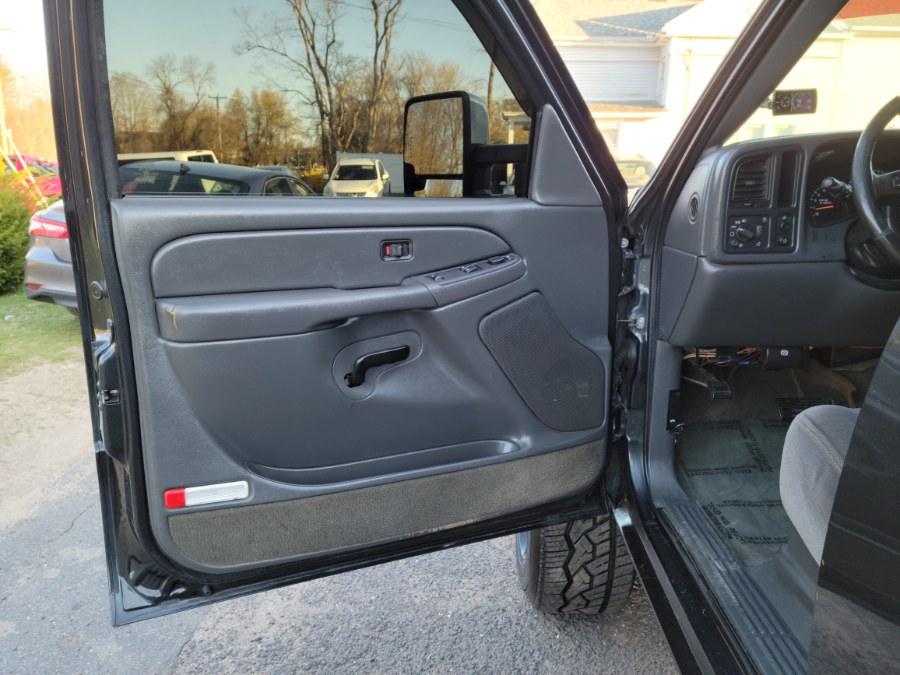 2004 GMC Sierra 2500HD SLT 6.0 V8 Extended 4WD, available for sale in East Windsor, Connecticut | Toro Auto. East Windsor, Connecticut 2004 GMC Sierra 2500HD SLT 6.0 V8 Extended 4WD, available for sale in East Windsor, Connecticut | Toro Auto. East Windsor, Connecticut