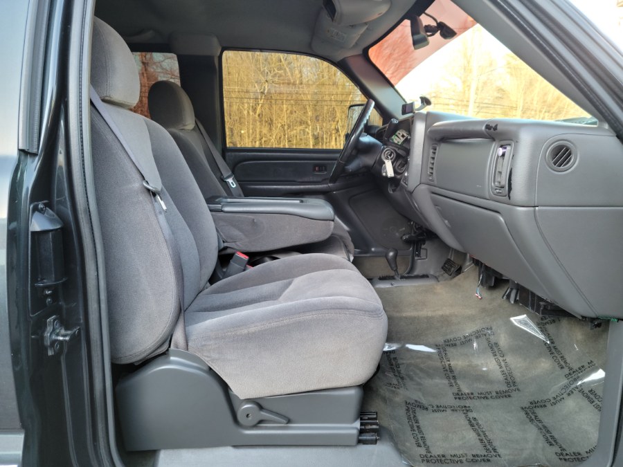 2004 GMC Sierra 2500HD SLT 6.0 V8 Extended 4WD, available for sale in East Windsor, Connecticut | Toro Auto. East Windsor, Connecticut 2004 GMC Sierra 2500HD SLT 6.0 V8 Extended 4WD, available for sale in East Windsor, Connecticut | Toro Auto. East Windsor, Connecticut