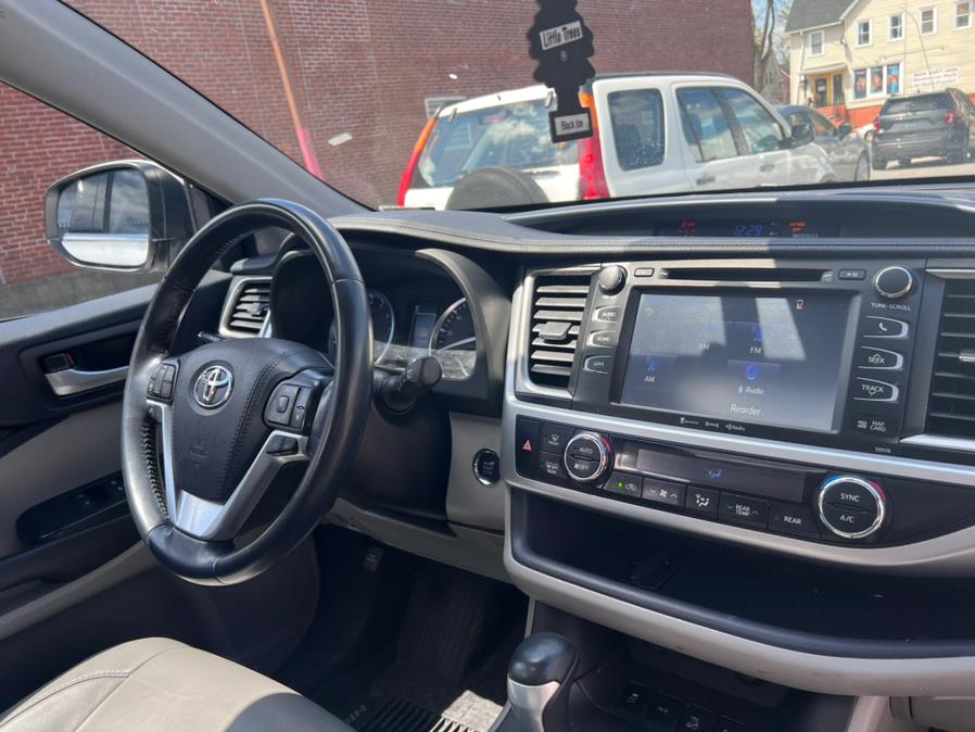 Used Toyota Highlander XLE V6 AWD (Natl) 2018 | Sophia's Auto Sales Inc. Worcester, Massachusetts