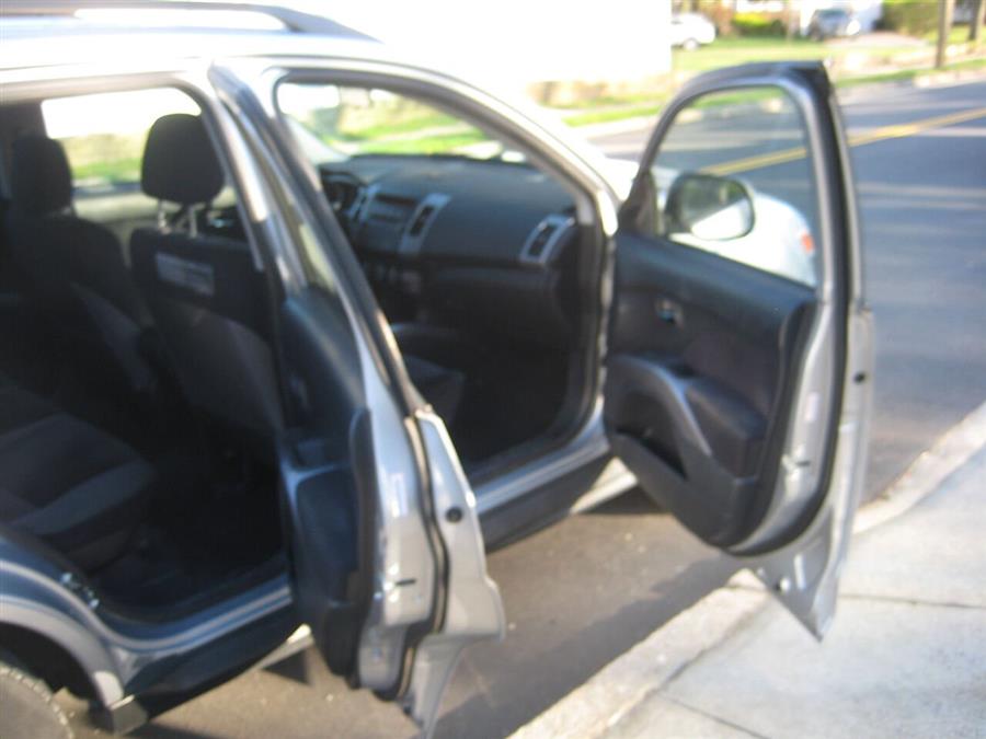 2010 Mitsubishi Outlander ES AWD 4dr SUV, available for sale in Massapequa, New York | Rite Choice Auto Inc.. Massapequa, New York 2010 Mitsubishi Outlander ES AWD 4dr SUV, available for sale in Massapequa, New York | Rite Choice Auto Inc.. Massapequa, New York