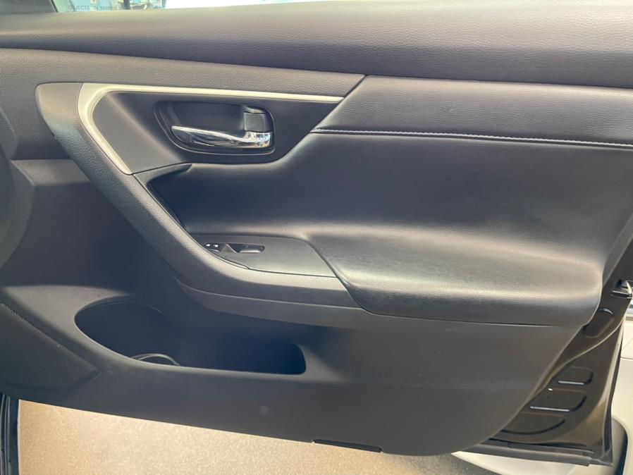 2017 Nissan Altima 2017.5 2.5 SR Sedan, available for sale in Inwood, New York | 5 Towns Drive. Inwood, New York 2017 Nissan Altima 2017.5 2.5 SR Sedan, available for sale in Inwood, New York | 5 Towns Drive. Inwood, New York
