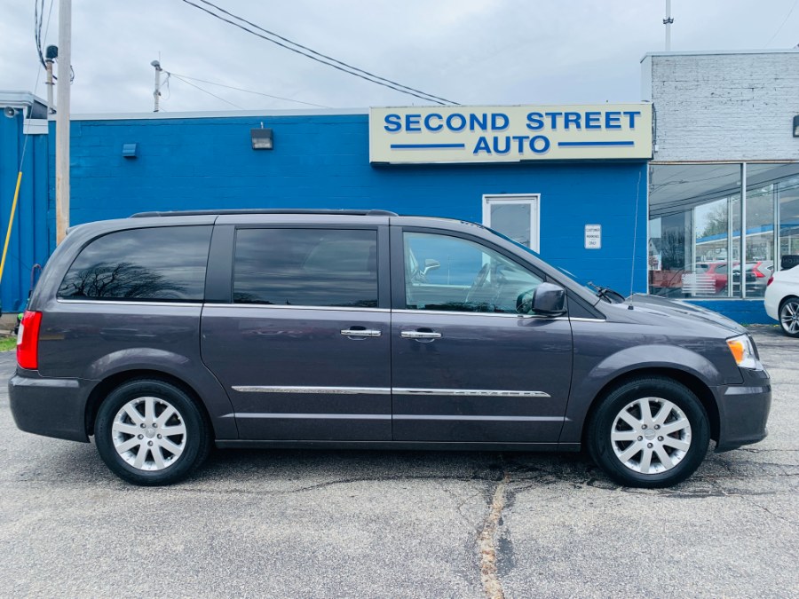 Used Chrysler Town & Country 4dr Wgn Touring 2016 | Second Street Auto Sales Inc. Manchester, New Hampshire