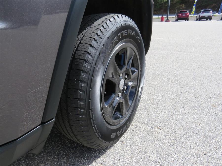Used Jeep Grand Cherokee Laredo E 4x4 4dr SUV 2017 | Lake City Exports Inc. Auburn, Maine Used Jeep Grand Cherokee Laredo E 4x4 4dr SUV 2017 | Lake City Exports Inc. Auburn, Maine
