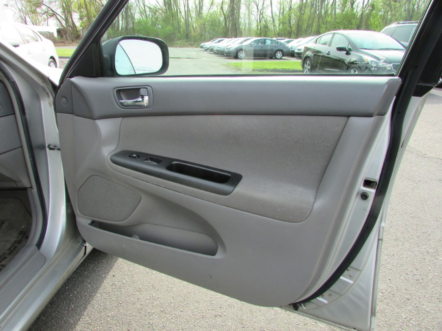 Used Toyota Camry 4dr Sdn LE Auto (Natl) 2005 | United Auto Sales of E Windsor, Inc. East Windsor, Connecticut Used Toyota Camry 4dr Sdn LE Auto (Natl) 2005 | United Auto Sales of E Windsor, Inc. East Windsor, Connecticut