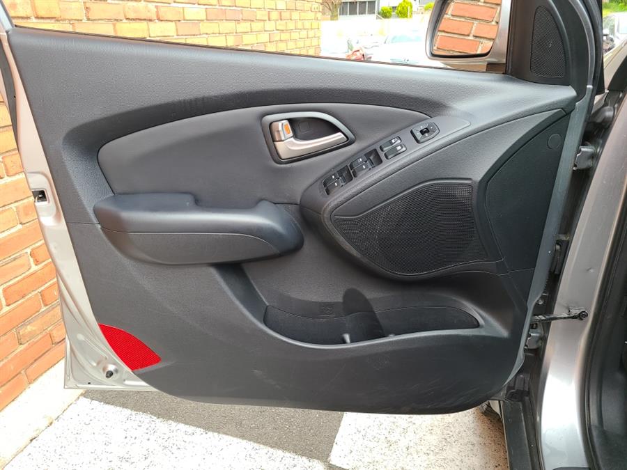 2010 Hyundai Tucson FWD 4dr Auto Limited, available for sale in Waterbury, Connecticut | National Auto Brokers, Inc.. Waterbury, Connecticut 2010 Hyundai Tucson FWD 4dr Auto Limited, available for sale in Waterbury, Connecticut | National Auto Brokers, Inc.. Waterbury, Connecticut