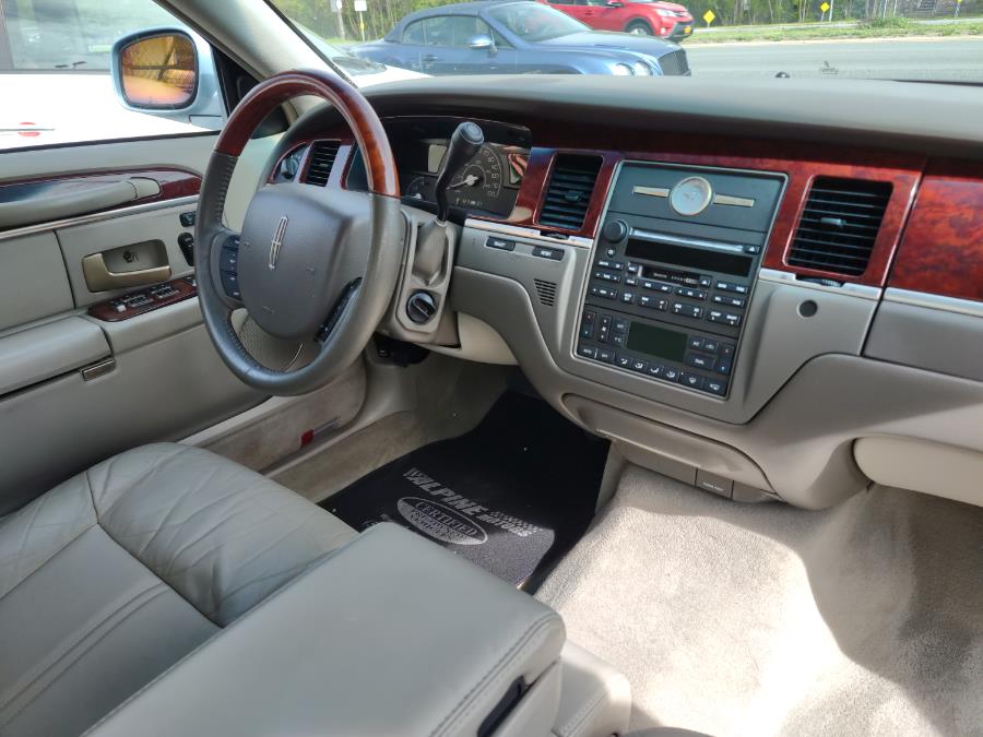 2005 Lincoln Town Car 4dr Sdn Signature Limited, available for sale in Wantagh, New York | Alpine Motors Inc. Wantagh, New York 2005 Lincoln Town Car 4dr Sdn Signature Limited, available for sale in Wantagh, New York | Alpine Motors Inc. Wantagh, New York