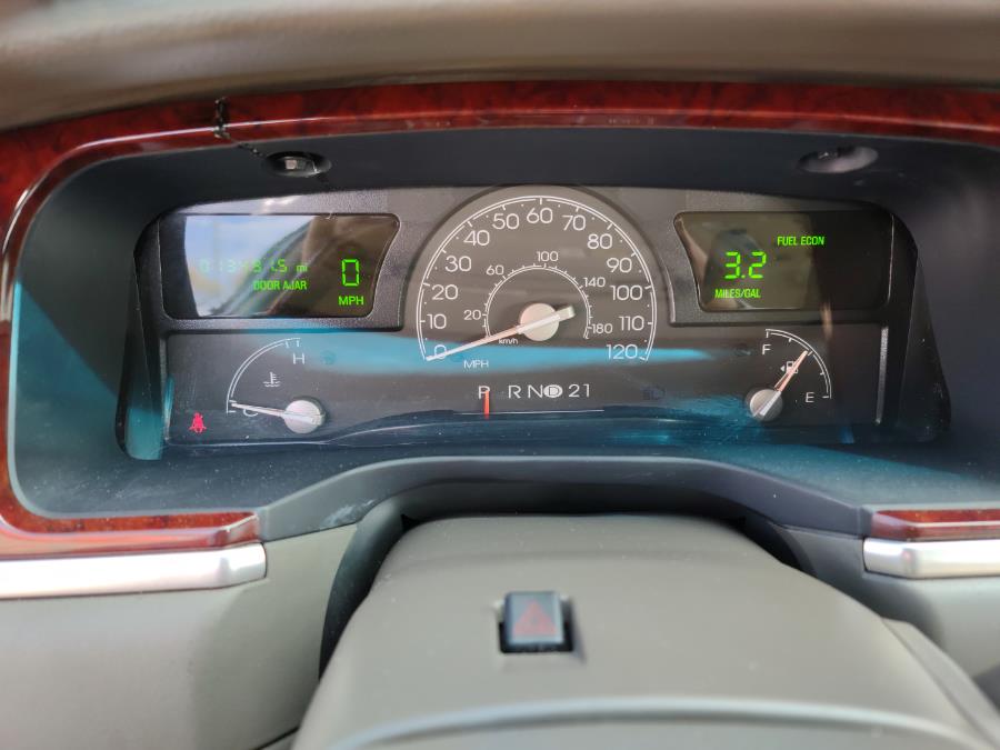 2005 Lincoln Town Car 4dr Sdn Signature Limited, available for sale in Wantagh, New York | Alpine Motors Inc. Wantagh, New York 2005 Lincoln Town Car 4dr Sdn Signature Limited, available for sale in Wantagh, New York | Alpine Motors Inc. Wantagh, New York