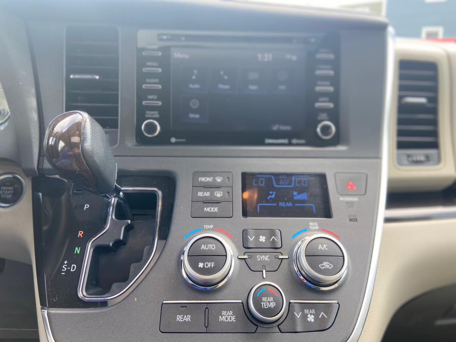 Used Toyota Sienna XLE FWD 8-Passenger (Natl) 2018 | Auto Haus of Irvington Corp. Irvington , New Jersey