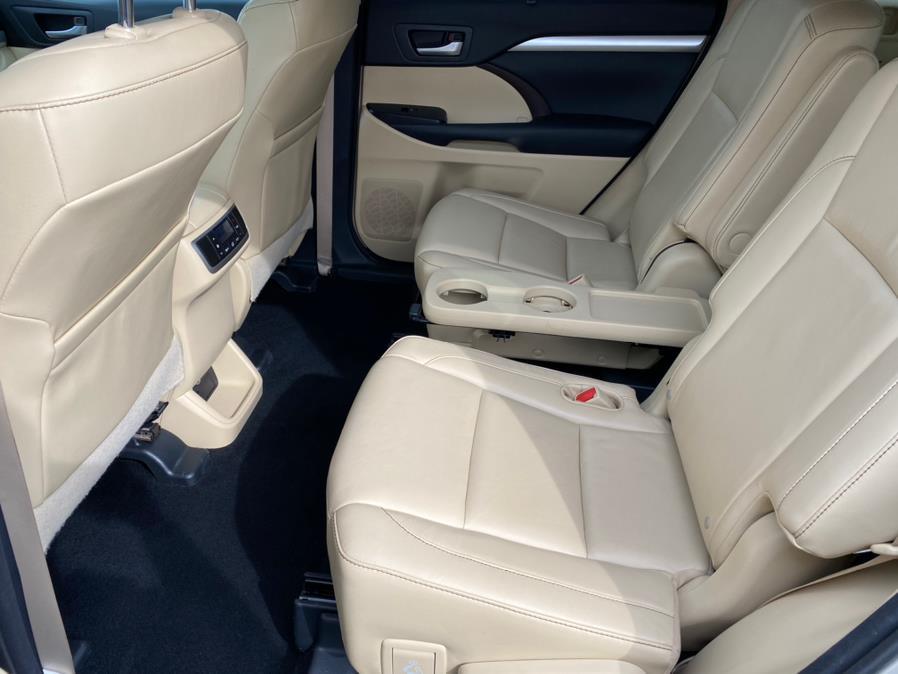 Used Toyota Highlander AWD 4dr V6 XLE (Natl) 2015 | Lava Motors 2 Inc. Canton, Connecticut Used Toyota Highlander AWD 4dr V6 XLE (Natl) 2015 | Lava Motors 2 Inc. Canton, Connecticut