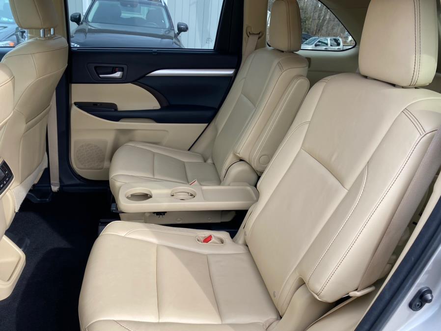 Used Toyota Highlander AWD 4dr V6 XLE (Natl) 2015 | Lava Motors 2 Inc. Canton, Connecticut Used Toyota Highlander AWD 4dr V6 XLE (Natl) 2015 | Lava Motors 2 Inc. Canton, Connecticut