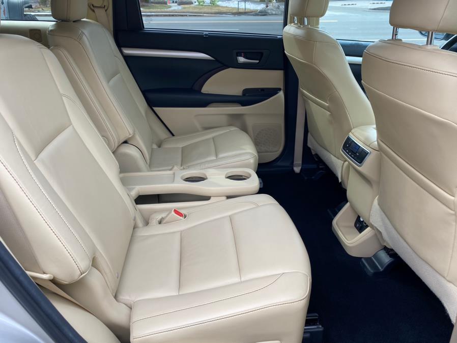 Used Toyota Highlander AWD 4dr V6 XLE (Natl) 2015 | Lava Motors 2 Inc. Canton, Connecticut Used Toyota Highlander AWD 4dr V6 XLE (Natl) 2015 | Lava Motors 2 Inc. Canton, Connecticut