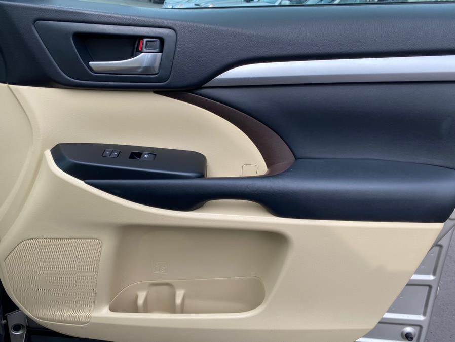 Used Toyota Highlander AWD 4dr V6 XLE (Natl) 2015 | Lava Motors 2 Inc. Canton, Connecticut Used Toyota Highlander AWD 4dr V6 XLE (Natl) 2015 | Lava Motors 2 Inc. Canton, Connecticut