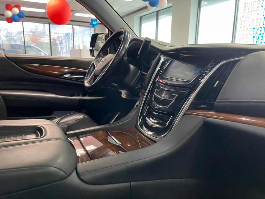2019 Cadillac Escalade 4WD 4dr Luxury, available for sale in Inwood, New York | 5 Towns Drive. Inwood, New York 2019 Cadillac Escalade 4WD 4dr Luxury, available for sale in Inwood, New York | 5 Towns Drive. Inwood, New York
