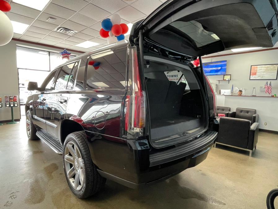 2019 Cadillac Escalade 4WD 4dr Luxury, available for sale in Inwood, New York | 5 Towns Drive. Inwood, New York 2019 Cadillac Escalade 4WD 4dr Luxury, available for sale in Inwood, New York | 5 Towns Drive. Inwood, New York
