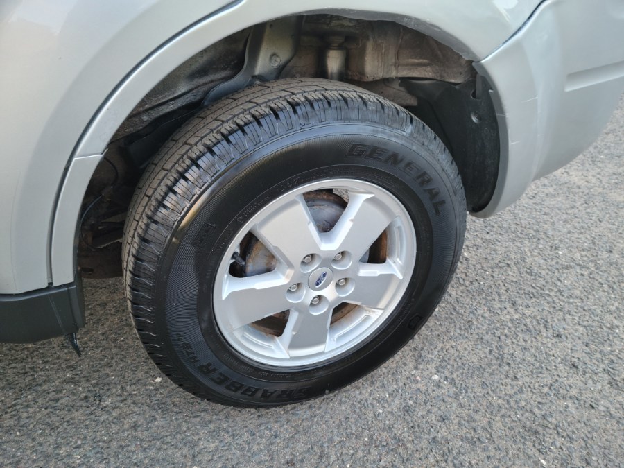 2010 Ford Escape 4WD 4dr XLT W/Sunroof, available for sale in East Windsor, Connecticut | Toro Auto. East Windsor, Connecticut 2010 Ford Escape 4WD 4dr XLT W/Sunroof, available for sale in East Windsor, Connecticut | Toro Auto. East Windsor, Connecticut