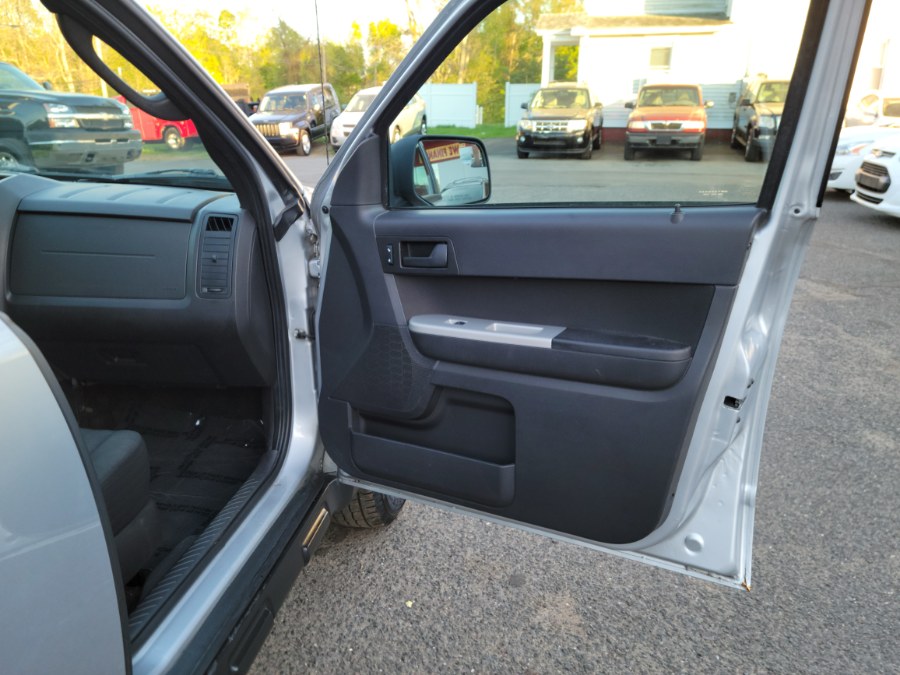 2010 Ford Escape 4WD 4dr XLT W/Sunroof, available for sale in East Windsor, Connecticut | Toro Auto. East Windsor, Connecticut 2010 Ford Escape 4WD 4dr XLT W/Sunroof, available for sale in East Windsor, Connecticut | Toro Auto. East Windsor, Connecticut