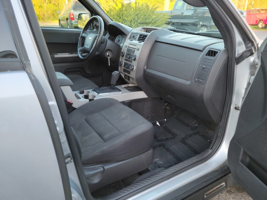 2010 Ford Escape 4WD 4dr XLT W/Sunroof, available for sale in East Windsor, Connecticut | Toro Auto. East Windsor, Connecticut 2010 Ford Escape 4WD 4dr XLT W/Sunroof, available for sale in East Windsor, Connecticut | Toro Auto. East Windsor, Connecticut
