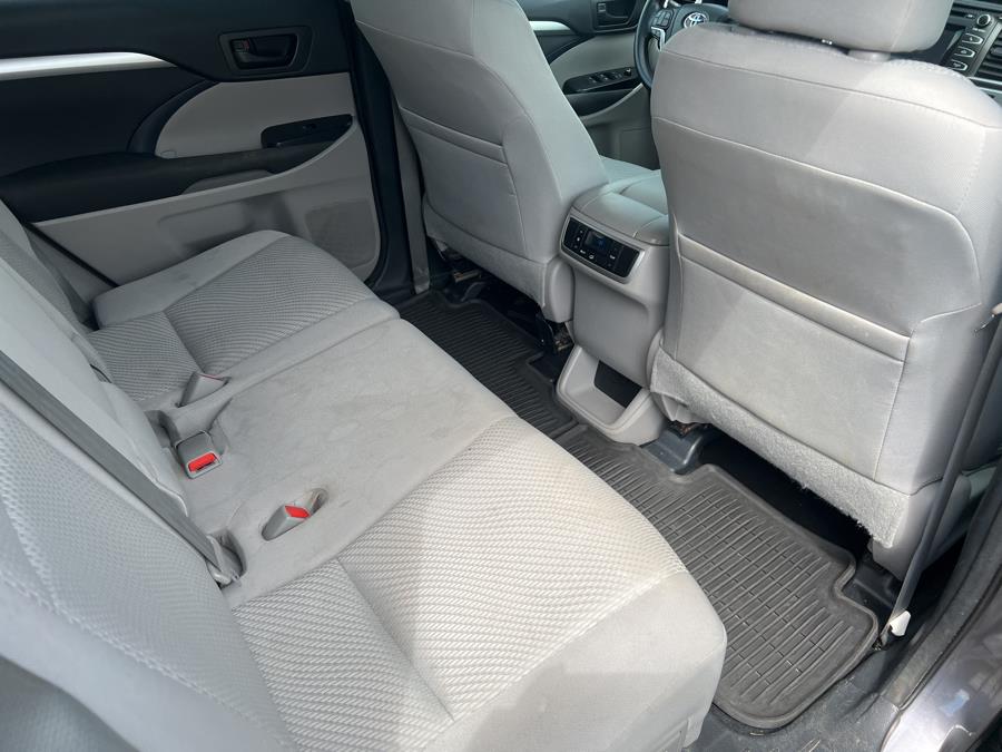 Used Toyota Highlander AWD 4dr V6 LE (Natl) 2015 | Dealertown Auto Wholesalers. Milford, Connecticut Used Toyota Highlander AWD 4dr V6 LE (Natl) 2015 | Dealertown Auto Wholesalers. Milford, Connecticut