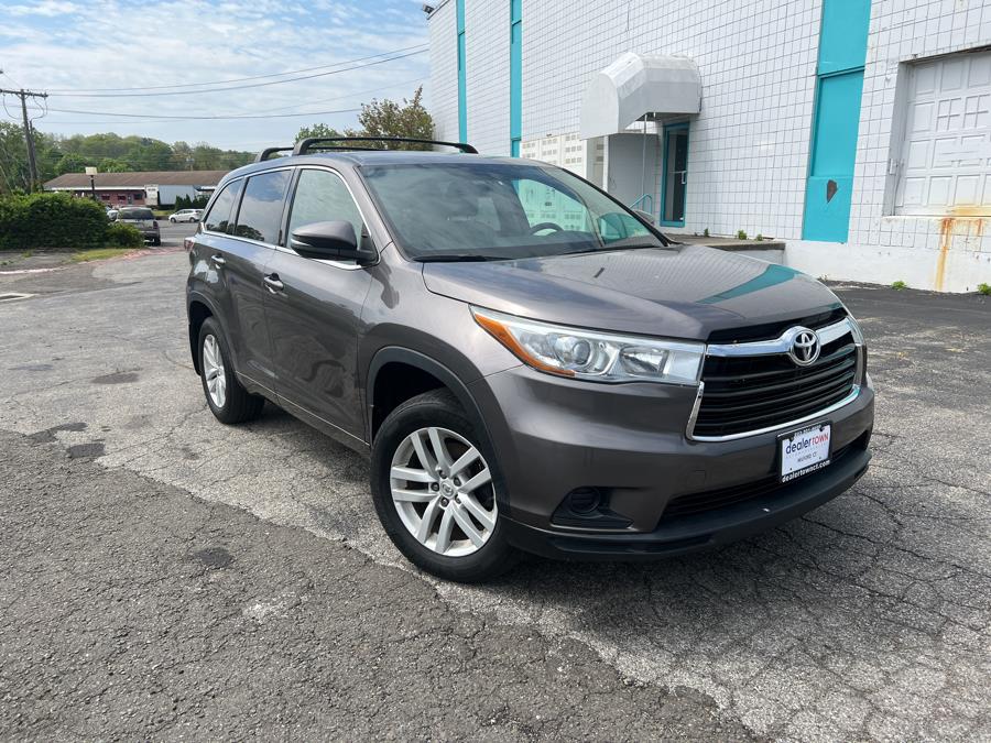 Used Toyota Highlander AWD 4dr V6 LE (Natl) 2015 | Dealertown Auto Wholesalers. Milford, Connecticut