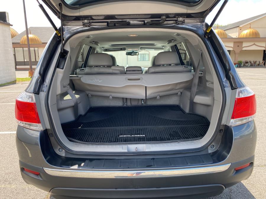 2011 Toyota Highlander 4WD 4dr V6 SE (Natl), available for sale in Hartford, Connecticut | Mecca Auto LLC. Hartford, Connecticut 2011 Toyota Highlander 4WD 4dr V6 SE (Natl), available for sale in Hartford, Connecticut | Mecca Auto LLC. Hartford, Connecticut