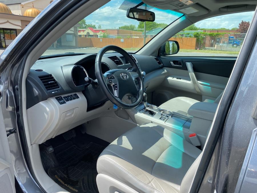 2011 Toyota Highlander 4WD 4dr V6 SE (Natl), available for sale in Hartford, Connecticut | Mecca Auto LLC. Hartford, Connecticut 2011 Toyota Highlander 4WD 4dr V6 SE (Natl), available for sale in Hartford, Connecticut | Mecca Auto LLC. Hartford, Connecticut
