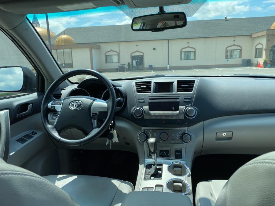 2011 Toyota Highlander 4WD 4dr V6 SE (Natl), available for sale in Hartford, Connecticut | Mecca Auto LLC. Hartford, Connecticut 2011 Toyota Highlander 4WD 4dr V6 SE (Natl), available for sale in Hartford, Connecticut | Mecca Auto LLC. Hartford, Connecticut