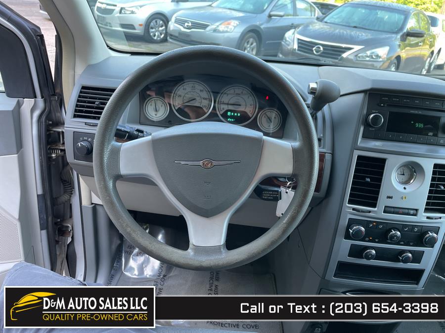 Used Chrysler Town & Country 4dr Wgn LX *Ltd Avail* 2010 | D&M Auto Sales LLC. Meriden, Connecticut