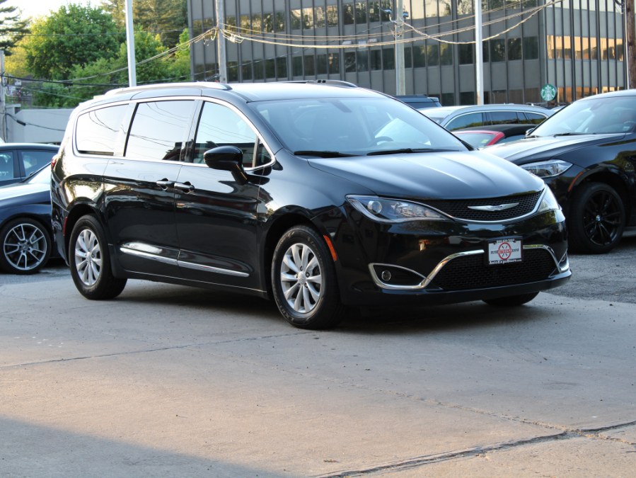 Used Chrysler Pacifica Touring L 2019 | Auto Expo Ent Inc.. Great Neck, New York