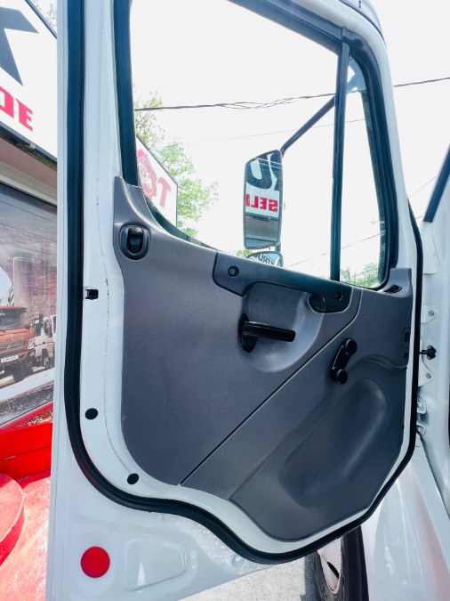 2016 FREIGHTLINER M2 106 26 FEET DRY BOX + CUMMINS + LIFT GATE + NO CDL, available for sale in South Amboy, New Jersey | NJ Truck Spot. South Amboy, New Jersey 2016 FREIGHTLINER M2 106 26 FEET DRY BOX + CUMMINS + LIFT GATE + NO CDL, available for sale in South Amboy, New Jersey | NJ Truck Spot. South Amboy, New Jersey