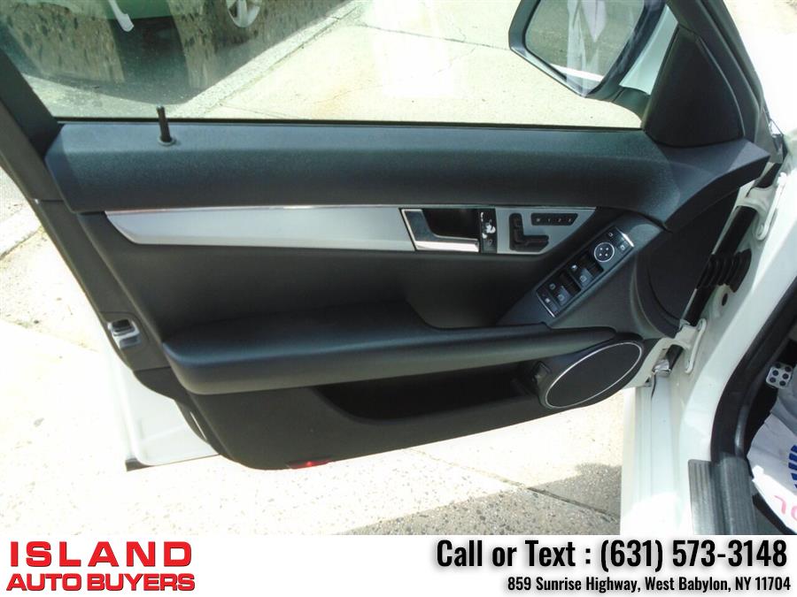 Used Mercedes-benz C-class C 300 Luxury 4MATIC AWD 4dr Sedan 2009 | Island Auto Buyers. West Babylon, New York Used Mercedes-benz C-class C 300 Luxury 4MATIC AWD 4dr Sedan 2009 | Island Auto Buyers. West Babylon, New York