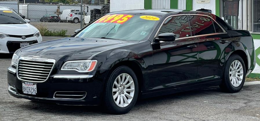 Used Chrysler 300 4dr Sdn RWD 2014 | Green Light Auto. Corona, California Used Chrysler 300 4dr Sdn RWD 2014 | Green Light Auto. Corona, California