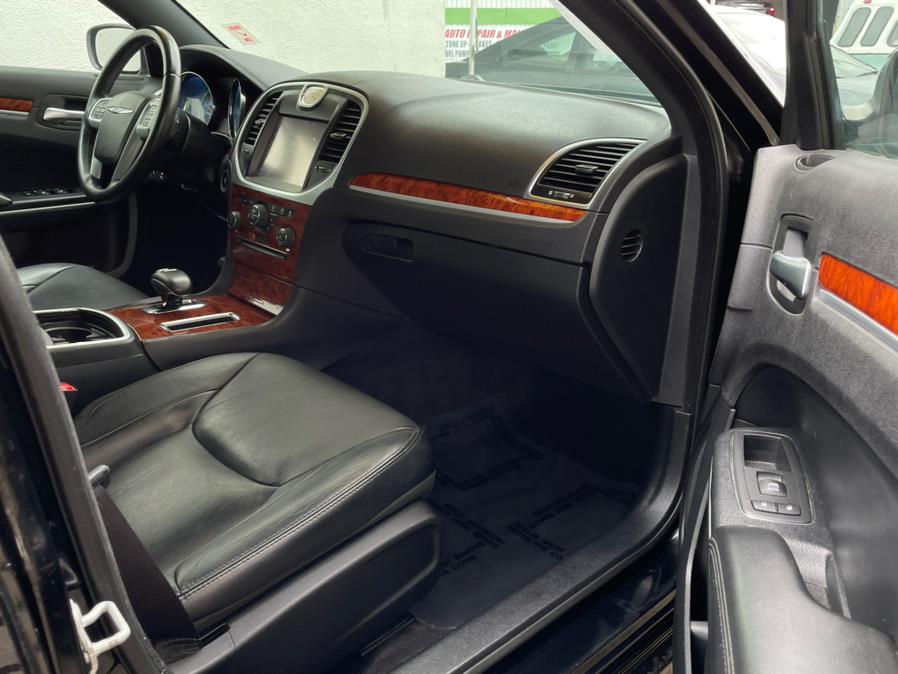 Used Chrysler 300 4dr Sdn RWD 2014 | Green Light Auto. Corona, California Used Chrysler 300 4dr Sdn RWD 2014 | Green Light Auto. Corona, California
