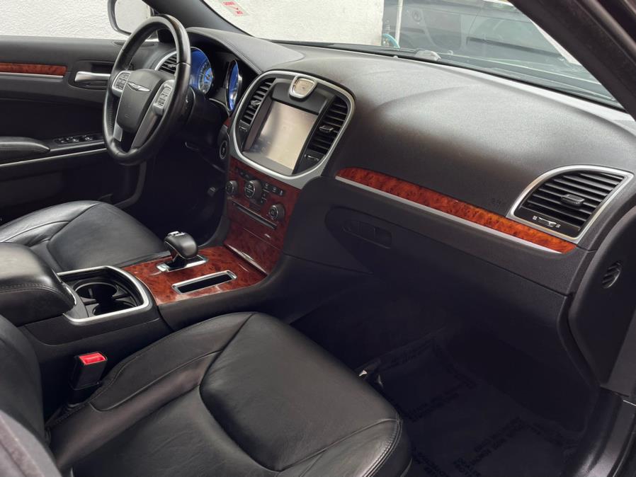 Used Chrysler 300 4dr Sdn RWD 2014 | Green Light Auto. Corona, California Used Chrysler 300 4dr Sdn RWD 2014 | Green Light Auto. Corona, California