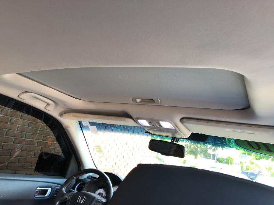 2010 Honda Pilot 4WD 4dr Touring w/Navi, available for sale in Waterbury, Connecticut | National Auto Brokers, Inc.. Waterbury, Connecticut 2010 Honda Pilot 4WD 4dr Touring w/Navi, available for sale in Waterbury, Connecticut | National Auto Brokers, Inc.. Waterbury, Connecticut