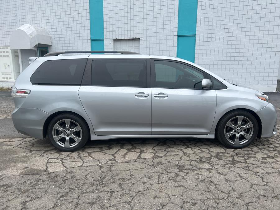 Used Toyota Sienna SE FWD 8-Passenger (Natl) 2018 | Dealertown Auto Wholesalers. Milford, Connecticut
