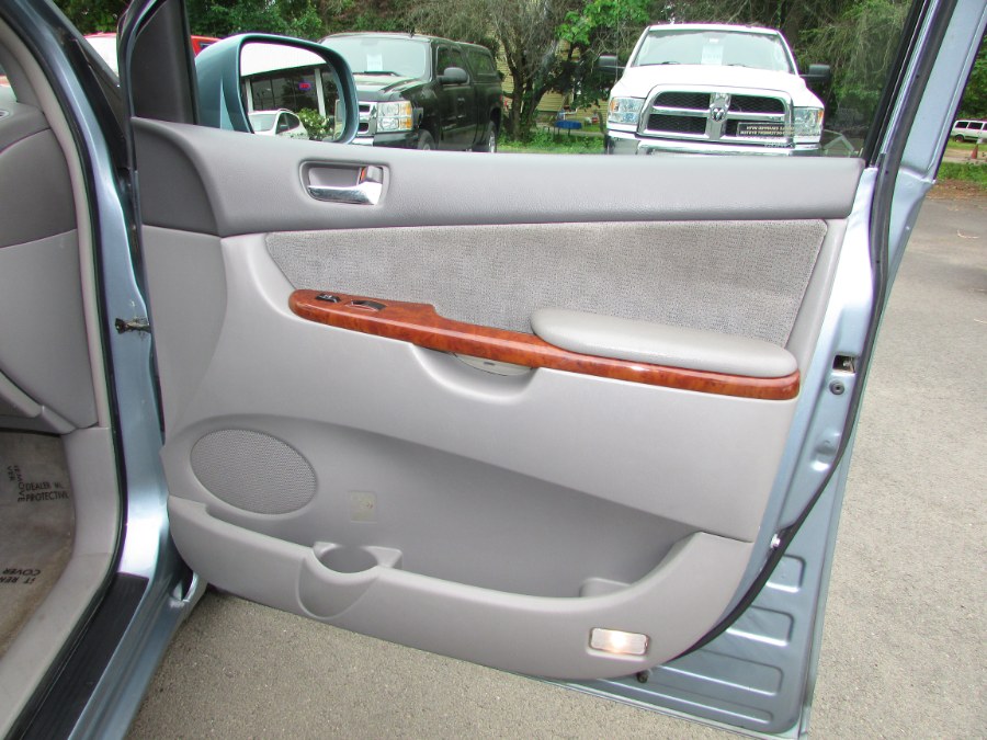 2005 Toyota Sienna 5dr XLE FWD 7-Passenger, available for sale in East Windsor, Connecticut | United Auto Sales of E Windsor, Inc. East Windsor, Connecticut 2005 Toyota Sienna 5dr XLE FWD 7-Passenger, available for sale in East Windsor, Connecticut | United Auto Sales of E Windsor, Inc. East Windsor, Connecticut