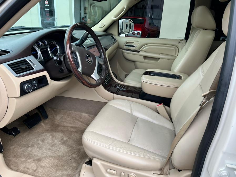 Used Cadillac Escalade AWD 4dr Luxury 2014 | L&S Automotive LLC. Plantsville, Connecticut