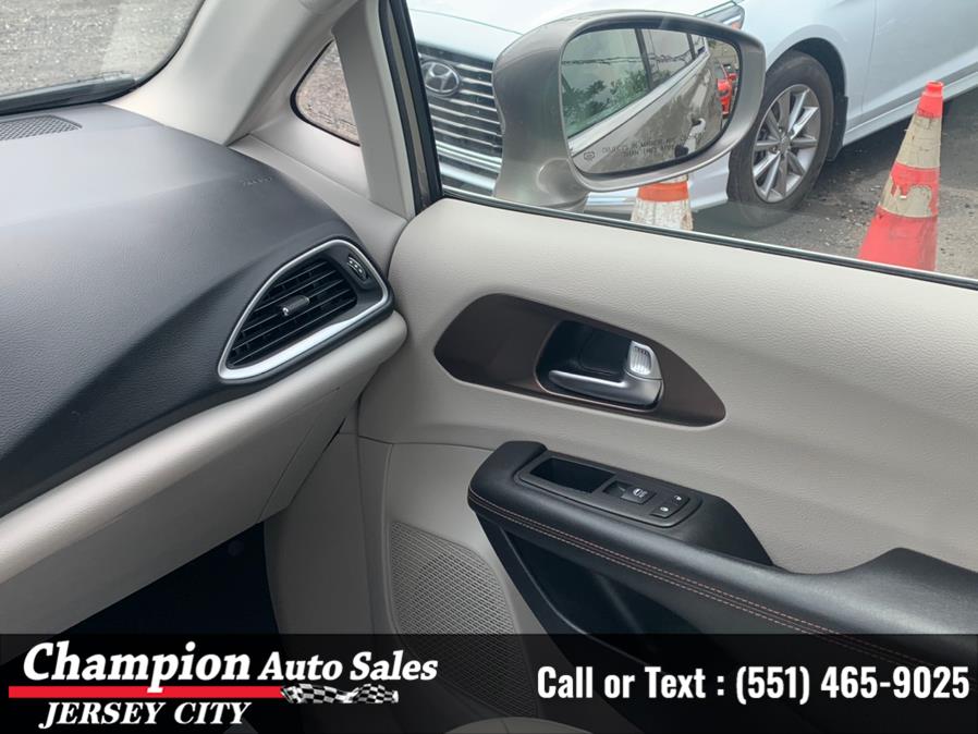 2018 Chrysler Pacifica Touring L FWD, available for sale in Jersey City, New Jersey | Champion Auto Sales. Jersey City, New Jersey