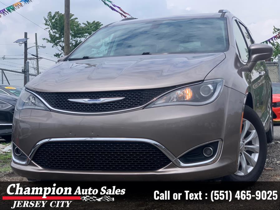 Used 2018 Chrysler Pacifica in Jersey City, New Jersey | Champion Auto Sales. Jersey City, New Jersey