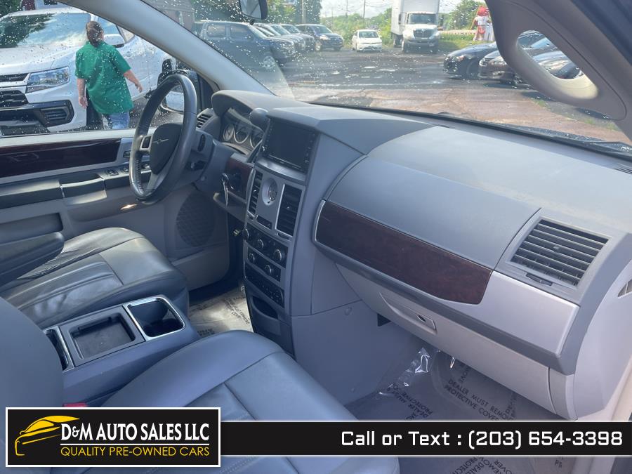Used Chrysler Town & Country 4dr Wgn Touring 2010 | D&M Auto Sales LLC. Meriden, Connecticut