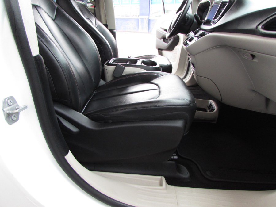 Used Chrysler Pacifica Touring-L 4dr Wgn 2017 | VIP Auto Enterprise, Inc. Orlando, Florida Used Chrysler Pacifica Touring-L 4dr Wgn 2017 | VIP Auto Enterprise, Inc. Orlando, Florida