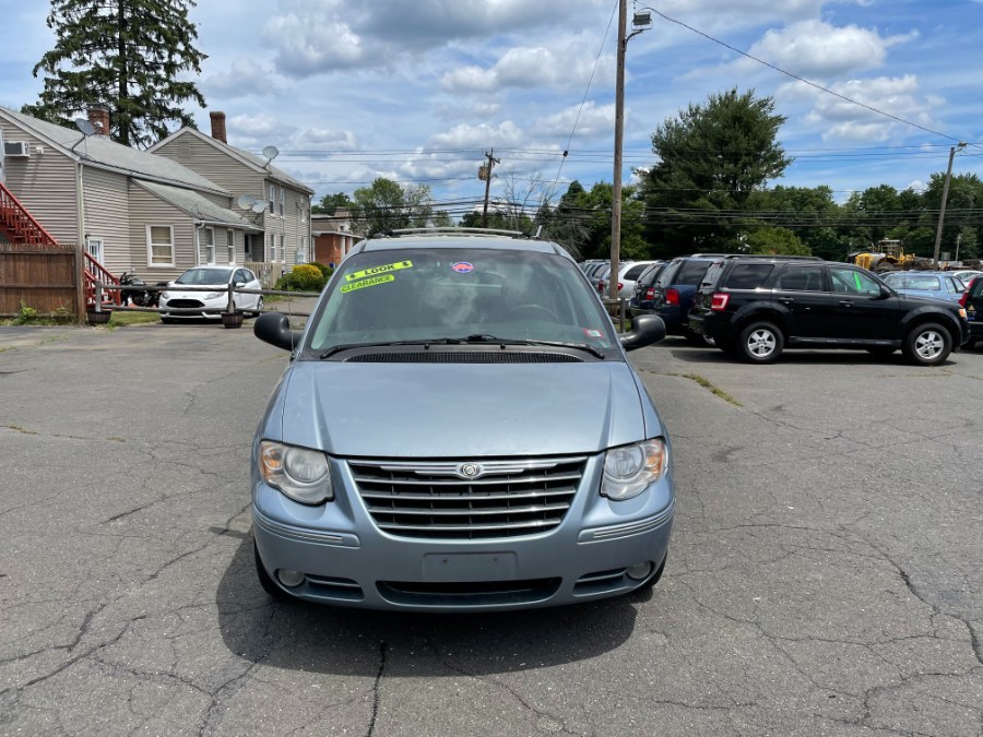 Used Chrysler Town & Country 4dr LWB Limited FWD 2005 | CT Car Co LLC. East Windsor, Connecticut