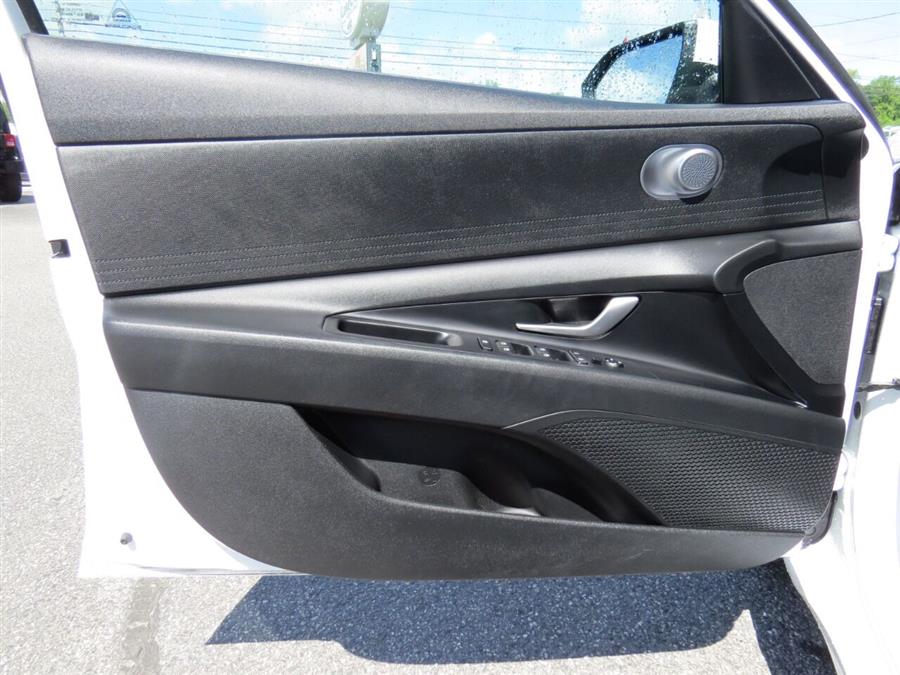 Used Hyundai Elantra SE 4dr Sedan 2021 | Lake City Exports Inc. Auburn, Maine Used Hyundai Elantra SE 4dr Sedan 2021 | Lake City Exports Inc. Auburn, Maine