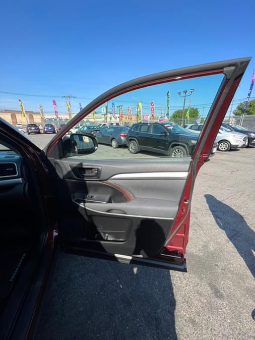 Used Toyota Highlander LE Plus V6 AWD (Natl) 2019 | NJ Used Cars Center. Irvington, New Jersey Used Toyota Highlander LE Plus V6 AWD (Natl) 2019 | NJ Used Cars Center. Irvington, New Jersey