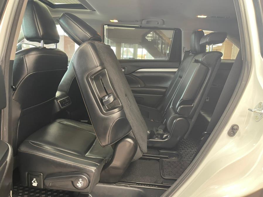 Used Toyota Highlander XLE V6 AWD (Natl) 2017 | Power Motors East. Massapequa Park, New York Used Toyota Highlander XLE V6 AWD (Natl) 2017 | Power Motors East. Massapequa Park, New York