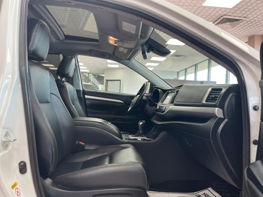 Used Toyota Highlander XLE V6 AWD (Natl) 2017 | Power Motors East. Massapequa Park, New York Used Toyota Highlander XLE V6 AWD (Natl) 2017 | Power Motors East. Massapequa Park, New York