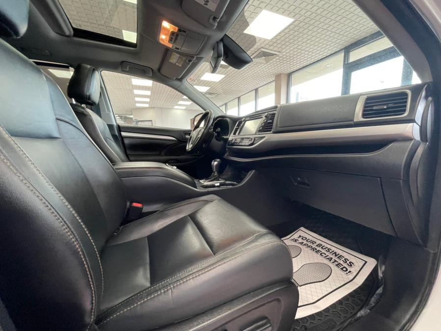 Used Toyota Highlander XLE V6 AWD (Natl) 2017 | Power Motors East. Massapequa Park, New York Used Toyota Highlander XLE V6 AWD (Natl) 2017 | Power Motors East. Massapequa Park, New York