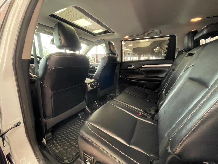 Used Toyota Highlander XLE V6 AWD (Natl) 2017 | Power Motors East. Massapequa Park, New York Used Toyota Highlander XLE V6 AWD (Natl) 2017 | Power Motors East. Massapequa Park, New York
