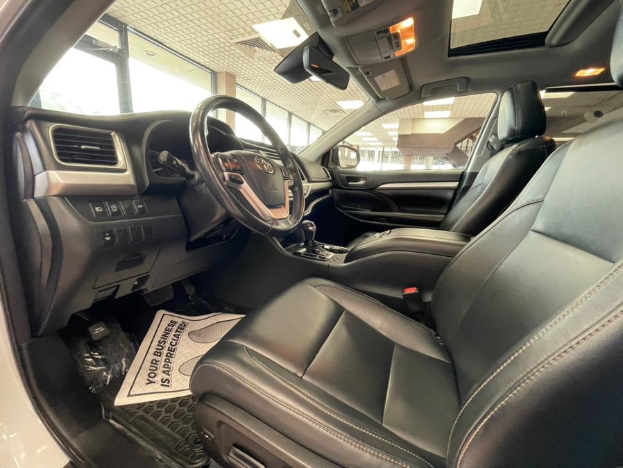 Used Toyota Highlander XLE V6 AWD (Natl) 2017 | Power Motors East. Massapequa Park, New York Used Toyota Highlander XLE V6 AWD (Natl) 2017 | Power Motors East. Massapequa Park, New York