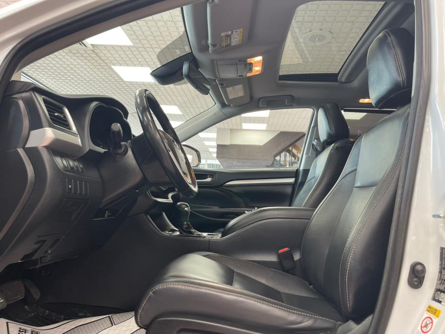 Used Toyota Highlander XLE V6 AWD (Natl) 2017 | Power Motors East. Massapequa Park, New York Used Toyota Highlander XLE V6 AWD (Natl) 2017 | Power Motors East. Massapequa Park, New York
